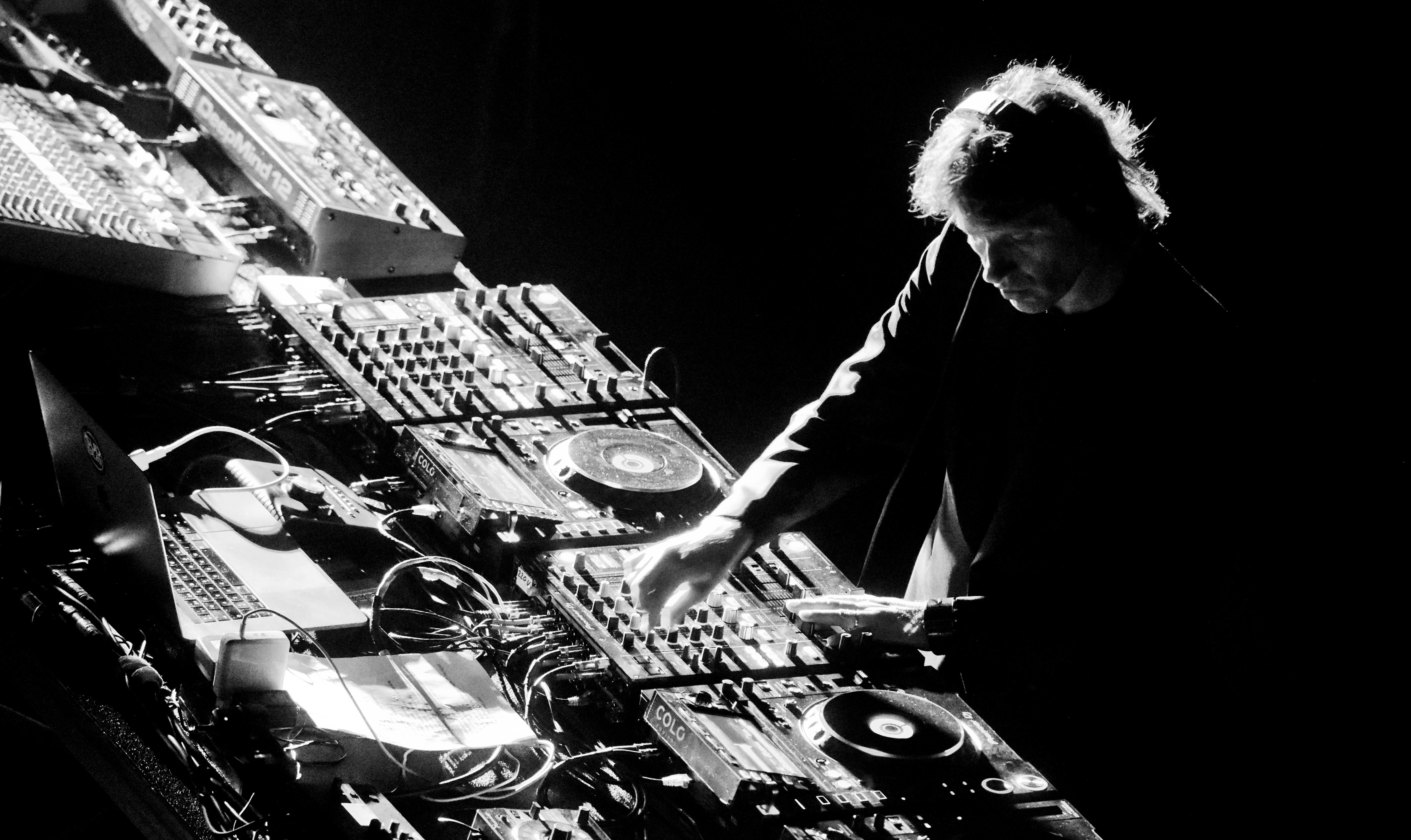 Hernán Cattáneo — Connected